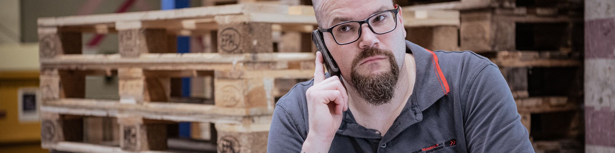 HASLER TRANSPORT AG - Lager - Thomas Egger am Telefon