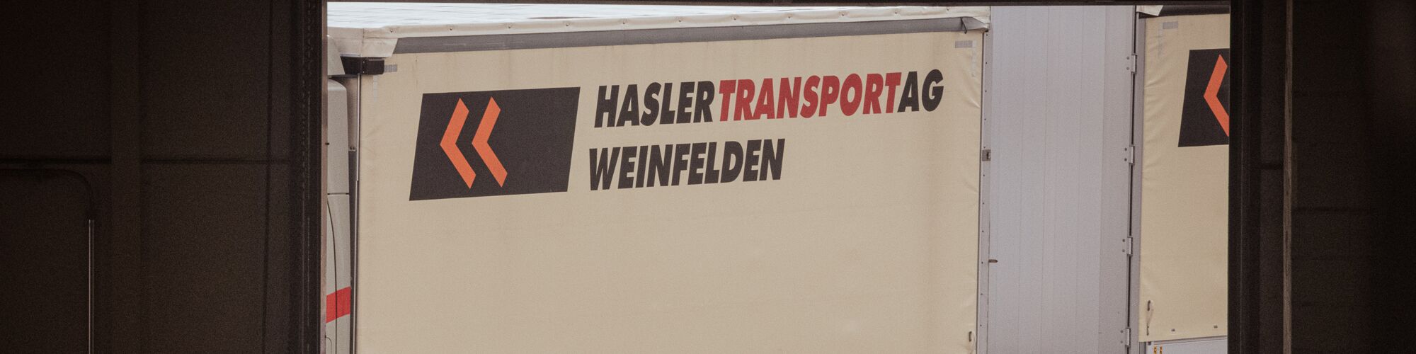 HASLER TRANSPORT AG - Lagertor - Sicht auf LKW